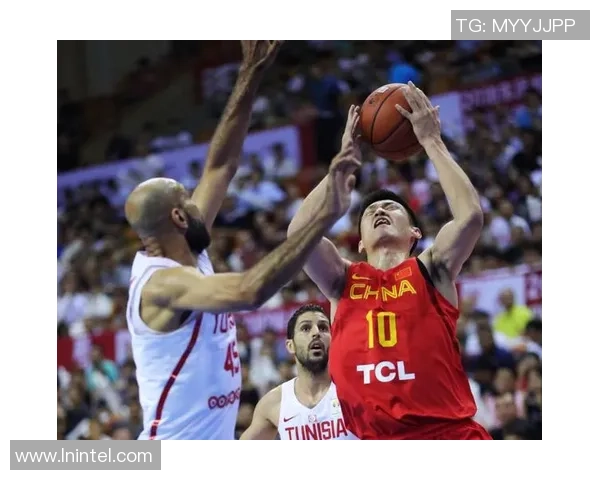 中国蓝队迎战南非男篮全力以赴争夺胜利展现团队精神与竞技风采